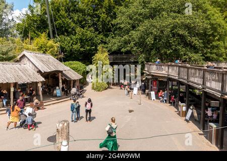 Ebeltoft, Dänemark - 21. Juli 2020: Menschen stehen auf einer alten Holzbrücke, Bäume im Hintergrund Stockfoto
