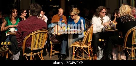 AJAXNETPHOTO. 2011. PARIS, FRANKREICH. - CAFE SOCIETY - PRE-COVID TAGE IN EINEM CAFÉ AUF DEM BLVD. DES ITALIENS.PHOTO:JONATHAN EASTLAND/AJAX REF:FX112703 5354 Stockfoto