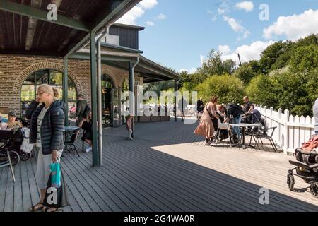 Ebeltoft, Dänemark - 21. Juli 2020: Die Leute sitzen und essen und trinken auf der Terrasse eines Restaurants Stockfoto