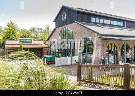 Ebeltoft, Dänemark - 21. Juli 2020: Die Leute sitzen und essen und trinken auf der Terrasse eines Restaurants Stockfoto