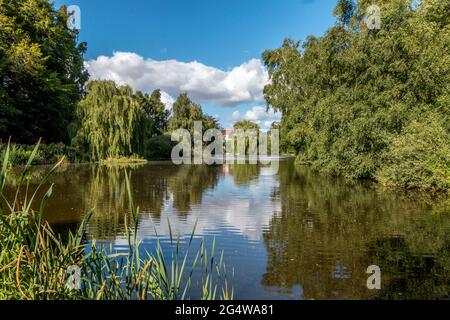 Ebeltoft, Dänemark - 21. Juli 2020: Schöner See umgeben von großen Bäumen Stockfoto