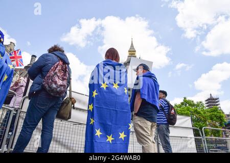 London, Großbritannien. Juni 2021. Während des Anti-Brexit-Protests in London steht vor dem parlament ein in eine EU-Flagge gehüllter Demonstrator. Am fünften Jahrestag des Referendums versammelten sich Demonstranten vor dem Parlament. Kredit: SOPA Images Limited/Alamy Live Nachrichten Stockfoto