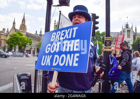 London, Großbritannien. Juni 2021. Ein Demonstrator hält während der Proteste vor dem londoner parlament ein Plakat gegen den Brexit, auf dem sich die Demonstranten am fünften Jahrestag des Referendums vor dem Parlament versammelten. (Foto: Vuk Valcic/SOPA Images/Sipa USA) Quelle: SIPA USA/Alamy Live News Stockfoto