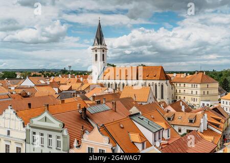 Luftaufnahme der beliebten Kurstadt Trebon, Südböhmen, Tschechien.Häuser mit bunten Fassaden, roten Dächern, Kirche im Hintergrund.Stadt in der Mitte Stockfoto