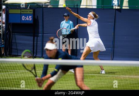 Eastbourne, Großbritannien. Juni 2021. Elena Vesnina und Veronika Kudermetova aus Russland spielen Doppel beim Viking International WTA 500 Tennisturnier 2021 am 23. Juni 2021 im Devonshire Park Tennis in Eastbourne, England - Foto Rob Prange/Spanien DPPI/DPPI/LiveMedia Kredit: Unabhängige Fotoagentur/Alamy Live News Stockfoto