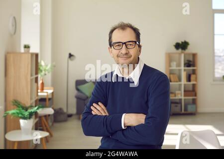 Porträt eines lächelnden Geschäftsmannes in legerer Kleidung und Brille im Büro. Stockfoto
