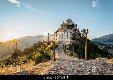 Steindorf Petralia Soprana, das höchste Dorf in der Madonie-Bergkette, Sizilien, Italien.Kirche Santa Maria di Loreto bei Sonnenuntergang.malerisch Stockfoto