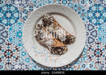 Sizilianische Cannoli, berühmte traditionelle Backwaren mit reinem Schafskäse, Zucker und Pistazien in knuspriger, röhrenförmiger Schale.typisches hausgemachtes Gebäck Stockfoto