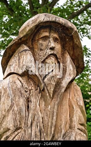 Kettensägen-Schnitzwerk des Fischers (gegenüber seiner Frau stehend) von Tim Burgess auf dem Kirchhof der Heiligen Dreifaltigkeit, Morecambe, Lancashire Stockfoto