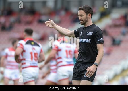 Leigh, England - 19. Juni 2021 - Refeee James Childs during the Rugby League Betfred Super League Leigh Centurions vs Hull FC at Leigh Sports Village Stadium, Leigh, UK Dean Williams/Alamy Live News Stockfoto