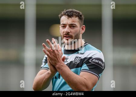 Leigh, England - 19. Juni 2021 - Jake Connor (1) vom Hull FC bestätigt Fans nach einem Sieg in der Rugby League Betfred Super League Leigh Centurions gegen Hull FC im Leigh Sports Village Stadium, Leigh, UK Dean Williams/Alamy Live News Stockfoto