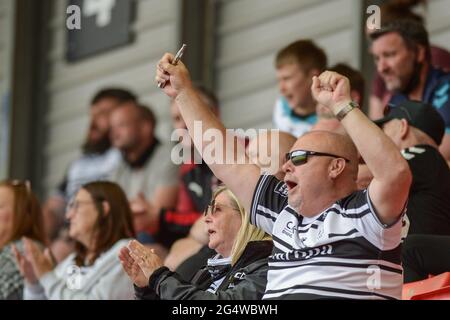 Leigh, England - 19. Juni 2021 - Hull FC Fan während der Rugby League Betfred Super League Leigh Centurions gegen Hull FC im Leigh Sports Village Stadium, Leigh, Großbritannien Dean Williams/Alamy Live News Stockfoto