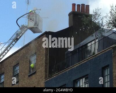 London, Großbritannien – 23. Juni 2021: Mitglieder der Londoner Feuerwehr bekämpfen einen Brand im Lore of the Land Pub im Stadtteil Fitzrovia in Camden, London Stockfoto