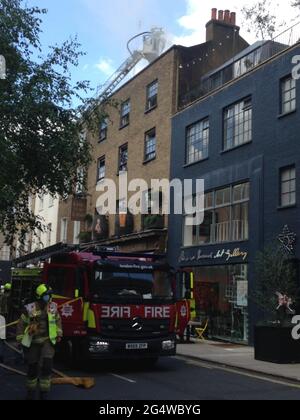 London, Großbritannien – 23. Juni 2021: Mitglieder der Londoner Feuerwehr bekämpfen einen Brand im Lore of the Land Pub im Stadtteil Fitzrovia in Camden, London Stockfoto