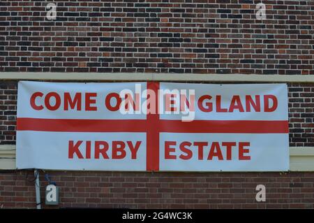 London, Großbritannien. 23. Juni 2021. Patriotische Bewohner des Kirby Estate decken ihre Balkone in englischen Flaggen für die Dauer des Euro-2020-Turniers ab. Stockfoto