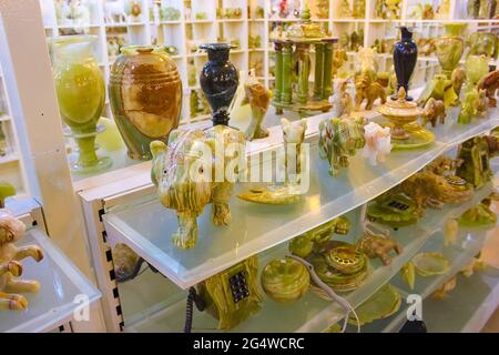 Antalya, Türkei - 11. Mai 2021: Onyx Tierfiguren und Vasen zum Verkauf im Laden in der Türkei Stockfoto