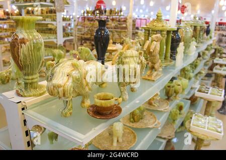 Antalya, Türkei - 11. Mai 2021: Onyx Tierfiguren und Vasen zum Verkauf im Laden in der Türkei Stockfoto