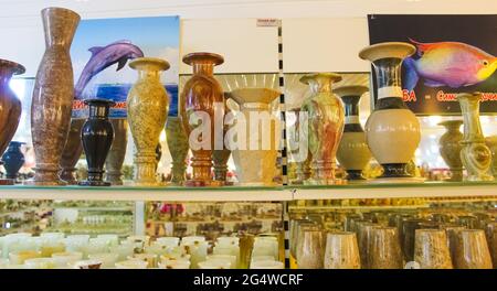 Antalya, Türkei - 11. Mai 2021: Onyx Tierfiguren und Vasen zum Verkauf im Laden in der Türkei Stockfoto