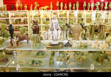Antalya, Türkei - 11. Mai 2021: Onyx Tierfiguren und Vasen zum Verkauf im Laden in der Türkei Stockfoto