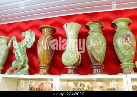 Antalya, Türkei - 11. Mai 2021: Onyx Tierfiguren und Vasen zum Verkauf im Laden in der Türkei Stockfoto