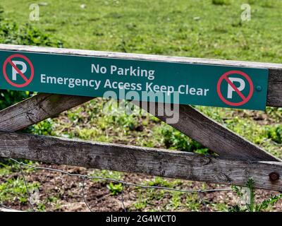 Kein Parkschild am Tor Stockfoto