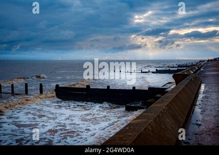 Hochwasser während eines Winteruntergangs, Frinton-on-Sea, Essex, England - Januar 2021 Stockfoto