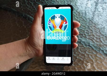 Kiew, Ukraine - 21. Juni 2021: Offizielles Logo der UEFA EURO 2020 auf dem Handy in menschlicher Hand Stockfoto