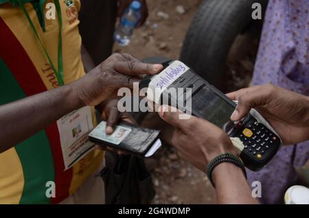 Ein Wahlbeamter registriert eine Wähleridentität in einem Wahllokal. Nigerianer wählen in der größten Demokratie Afrikas in einem engen Präsidentschaftsrennen zwischen dem amtierenden Präsidenten Muhammadu Buhari und dem marktfreundlichen Multimillionär Atiku Abubakar. Lagos, Nigeria. Stockfoto