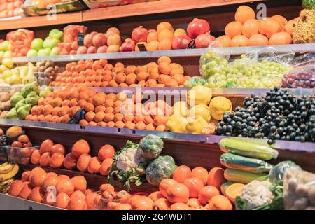 Frisches Bio-Obst auf dem Stand auf dem öffentlichen Markt Stockfoto