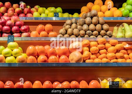 Frisches Bio-Obst auf dem Stand auf dem öffentlichen Markt Stockfoto
