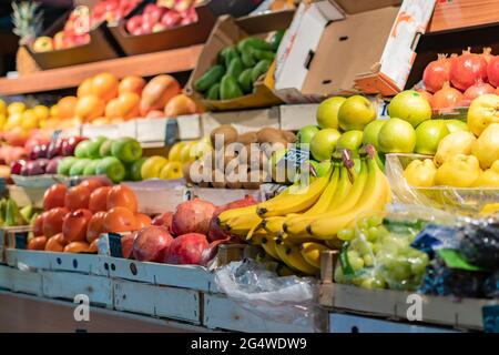 Frisches Bio-Obst auf dem Stand auf dem öffentlichen Markt Stockfoto