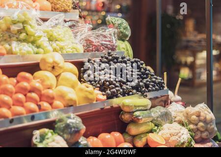 Frisches Bio-Obst auf dem Stand auf dem öffentlichen Markt Stockfoto