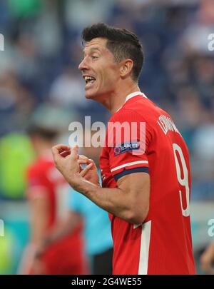 St. Petersburg, Russland. Juni 2021. Fußball: Europameisterschaft, Schweden - Polen, Vorrunde, Gruppe E, Matchday 3 im St. Petersburg Stadium. Der polnische Robert Lewandowski reagiert auf das Spiel. Quelle: Igor Russak/dpa/Alamy Live News Stockfoto