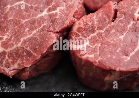 Rohes Filet-Mignon-Steaks in grauer Steinplatte, Makro-Nahaufnahme Stockfoto