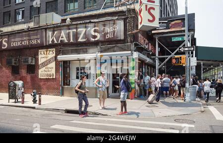 New York, USA - 03. Juli 2018: Schlange vor dem berühmten Katz Delicatessen an der Lower East Side in Manhattan. Stockfoto