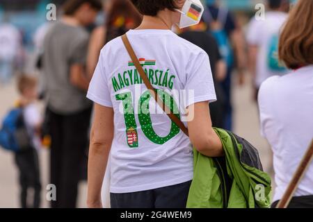 München, Deutschland. Juni 2021. Ungarischer Fan mit FFP2 Maske in deutschen Farben bei der UEFA EURO 2020 City München am Tag Deutschlands gegen Ungarn Credit: SPP Sport Press Foto. /Alamy Live News Stockfoto