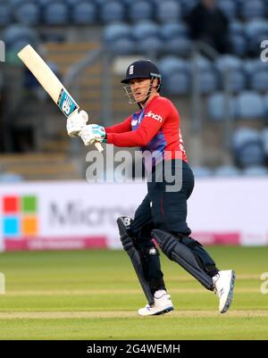 Englands Jason Roy schlägt beim Twenty20 International Match in Sophia Gardens, Cardiff, durch. Bilddatum: Mittwoch, 23. Juni 2021. Stockfoto