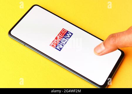 Times Now-Logo auf dem Bild des Telefonbildschirms. Stockfoto