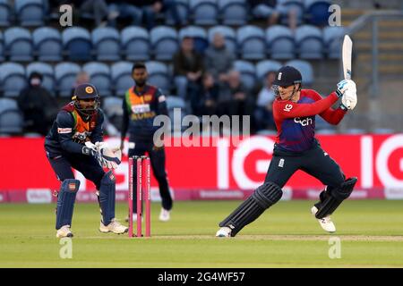 Englands Jason Roy schlägt beim Twenty20 International Match in Sophia Gardens, Cardiff, durch. Bilddatum: Mittwoch, 23. Juni 2021. Stockfoto