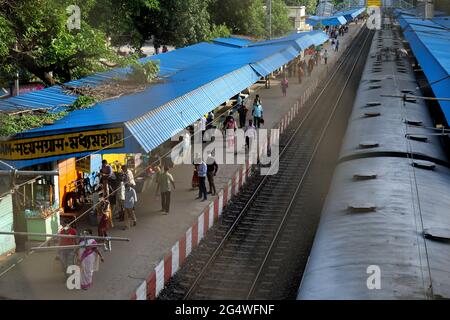Kalkutta, Indien. Juni 2021. Eine Szene aus einem Bahnhof mit wenigen Fahrgästen.die Regierung hat in langen Abständen einige Nahverkehrszüge bereitgestellt. Kredit: SOPA Images Limited/Alamy Live Nachrichten Stockfoto
