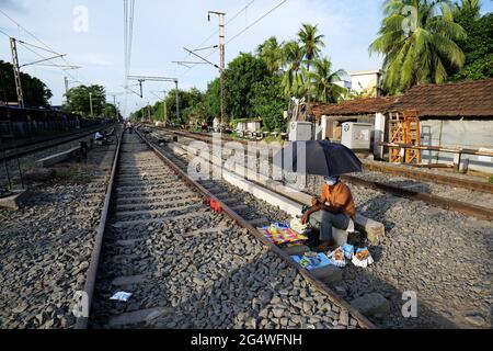 Kalkutta, Indien. Juni 2021. Ein Eisenbahnhändler sah, wie er seine Produkte neben der Eisenbahnstrecke verkaufte. Ihr tägliches Geschäft ist aufgrund von Sperrbeschränkungen hart getroffen. Kredit: SOPA Images Limited/Alamy Live Nachrichten Stockfoto