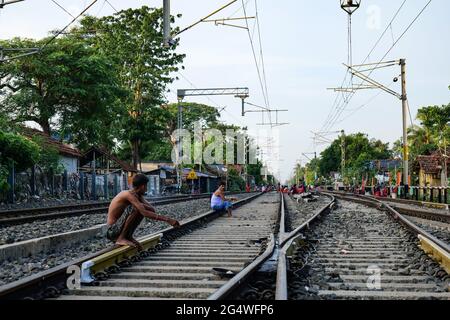 Kalkutta, Indien. Juni 2021. Menschen, die am Nachmittag auf der Eisenbahnstrecke Freizeit verbringen, da die lokalen Züge aufgrund staatlicher Sperrbeschränkungen noch nicht gestartet sind. Kredit: SOPA Images Limited/Alamy Live Nachrichten Stockfoto