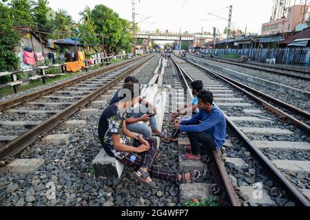 Kolkata, India. 23rd June, 2021. Youngsters spending time on railway track as local trains have not started yet due to state wide lockdown restrictions. Credit: SOPA Images Limited/Alamy Live News Stockfoto