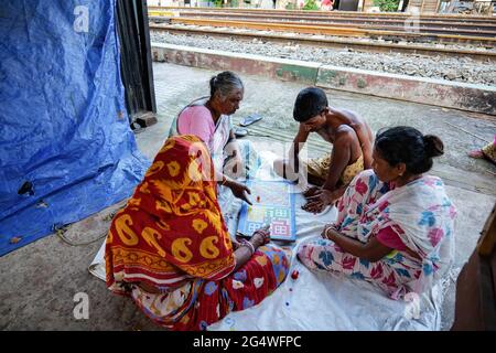 Kalkutta, Indien. Juni 2021. Die Menschen, die an den Bahngleisen Brettspiele spielen, da die Nahverkehrszüge aufgrund staatlicher Sperrbeschränkungen noch nicht gestartet sind. Kredit: SOPA Images Limited/Alamy Live Nachrichten Stockfoto