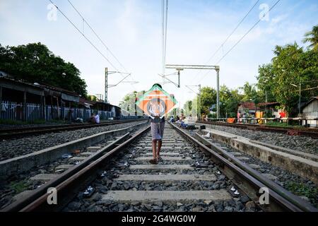 Kalkutta, Indien. Juni 2021. Ein Junge mit einem Drachen, der auf der Eisenbahnstrecke spazierenging. (Foto von Dipayan Bose/SOPA Images/Sipa USA) Quelle: SIPA USA/Alamy Live News Stockfoto