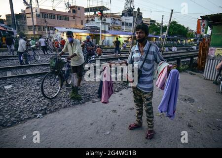 Kalkutta, Indien. Juni 2021. Ein Eisenbahnhändler sah, wie er seine Produkte neben der Eisenbahnstrecke verkaufte. Ihr Tagesgeschäft war aufgrund von Sperrbeschränkungen beeinträchtigt. (Foto von Dipayan Bose/SOPA Images/Sipa USA) Quelle: SIPA USA/Alamy Live News Stockfoto