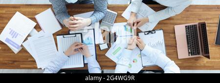 Gruppe von Geschäftsleuten in Schutzmasken sitzen am Tisch Oben Stockfoto