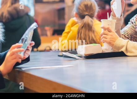 Menschen in öffentlichen oder Fast-Food-Restaurants Stockfoto