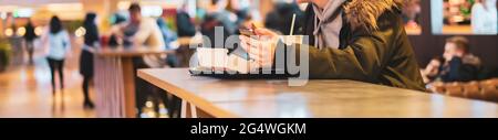 Menschen in öffentlichen oder Fast-Food-Restaurants Stockfoto