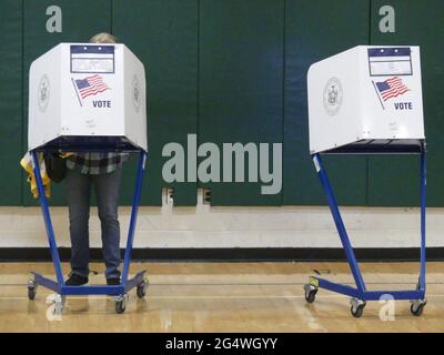 Brooklyn, New York, USA. Juni 2021. Eine historisch spärliche Wahlbeteiligung am Precinct 11220 Polling Place charakterisierte die Reaktion der Wahlen auf ein heiß umkämpftes, spaltendes und manchmal erbittertes bürgermeisterliches Rennen im New Yorker Stadtteil Brooklyn, wo die Wahlhelfer zuweilen die Zahl der Wähler übertrafen, die ihre Stimme abgeben. Quelle: Julia Mineeva/TheNEWS2/ZUMA Wire/Alamy Live News Stockfoto